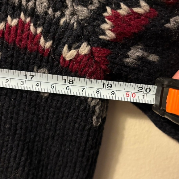 Uniqlo Blue and Red Patterned Men's Sweater - Picture 13 of 15